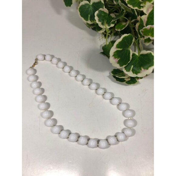 Vintage Trifari White Beaded Necklace 17 inch Ribbed Lucite 1950s Jewelry - Picture 4 of 11